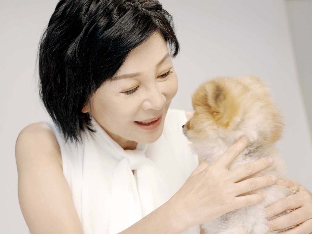 ▲吳淡如與愛犬優厚友愛對視。（圖／毛球宇宙提供）