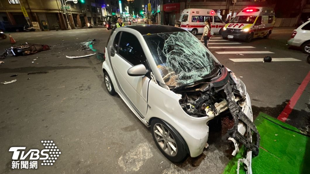 三寶對決無照！高雄少年載妹遭左轉車攔腰撞飛　驚悚畫面曝光