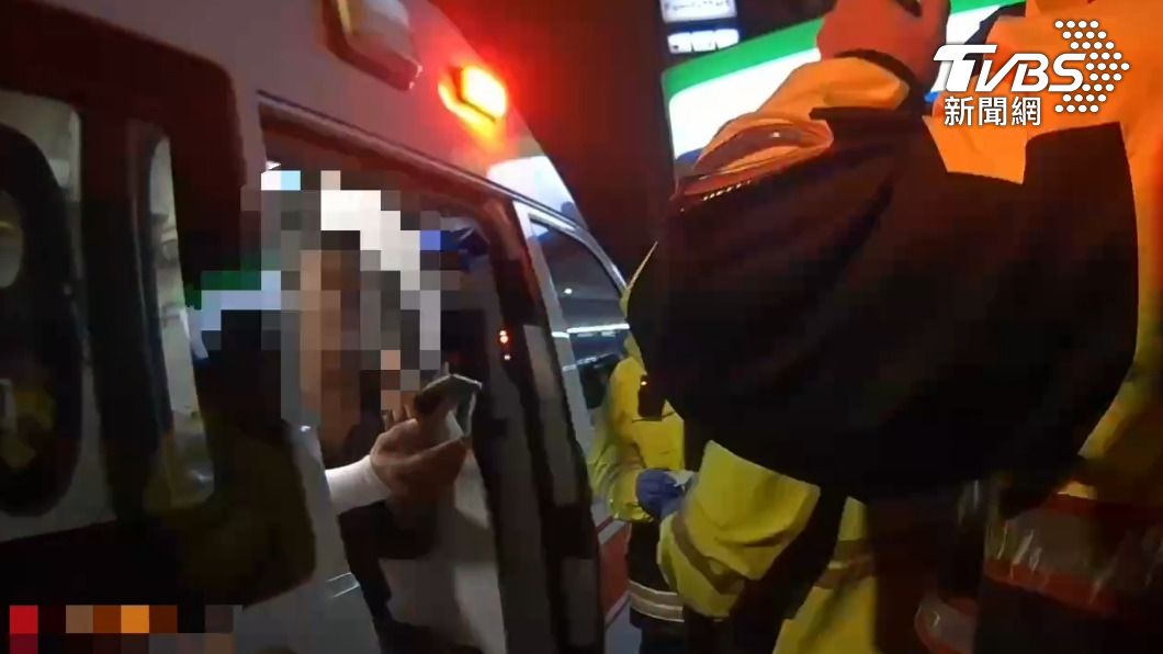 黃男遭前女友揮刀砍傷,警方到場了解原委。(圖/TVBS)