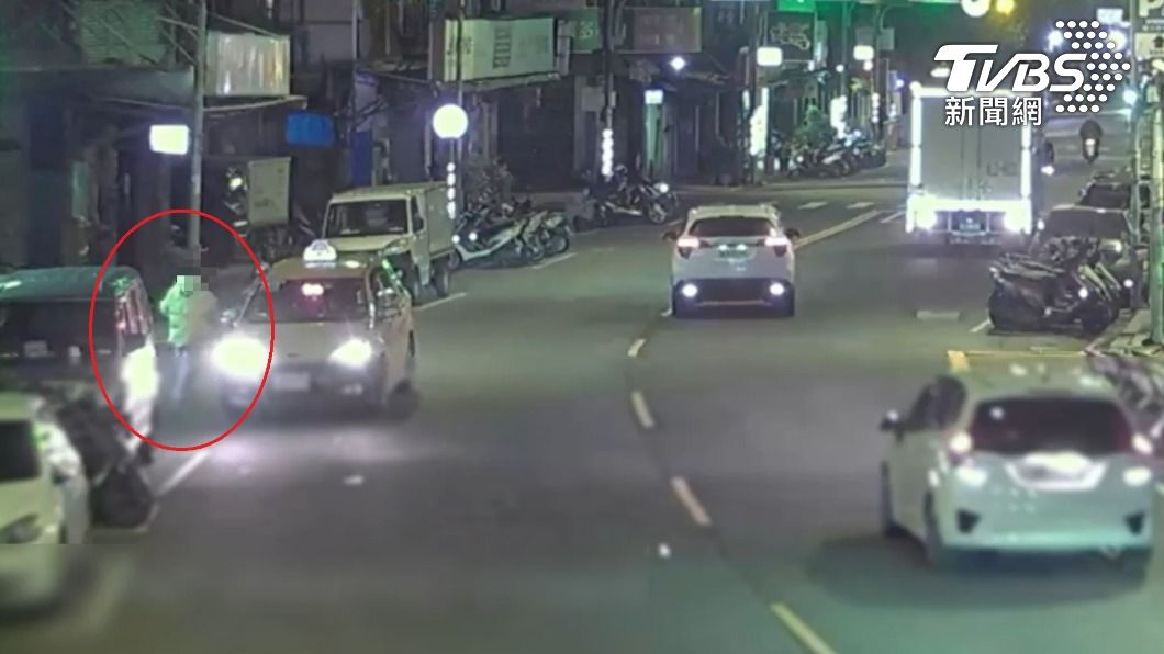 蘇女砍傷前男友後搭車離開。(圖/TVBS)