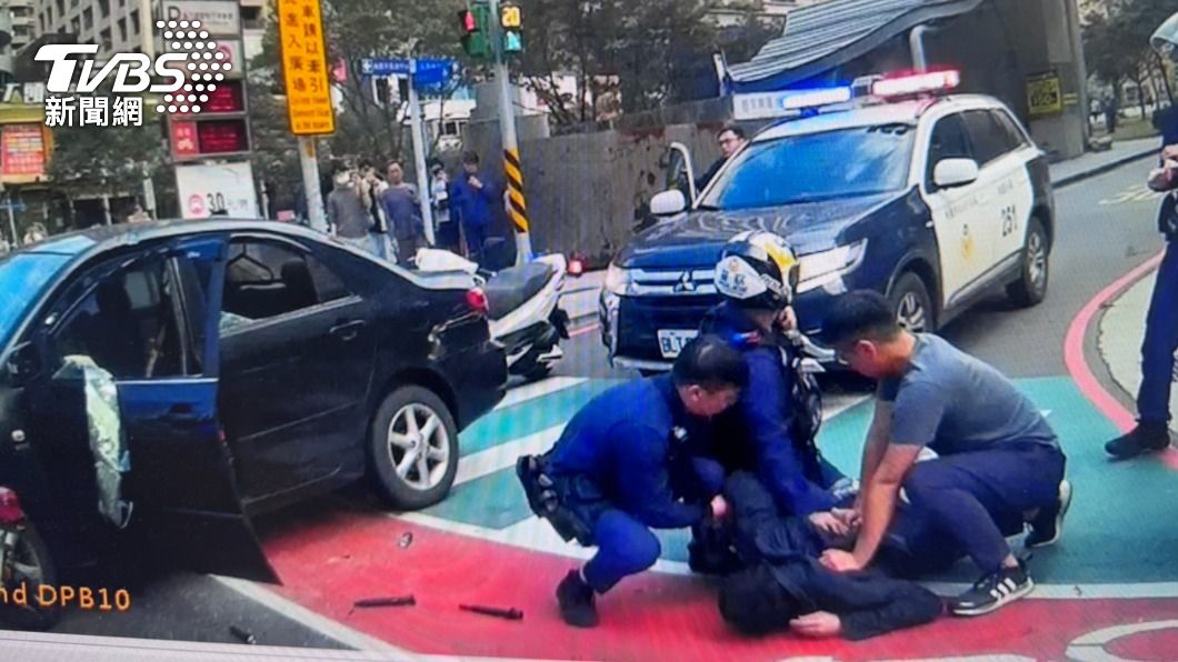警方成功將古男壓制逮捕。(圖/TVBS)