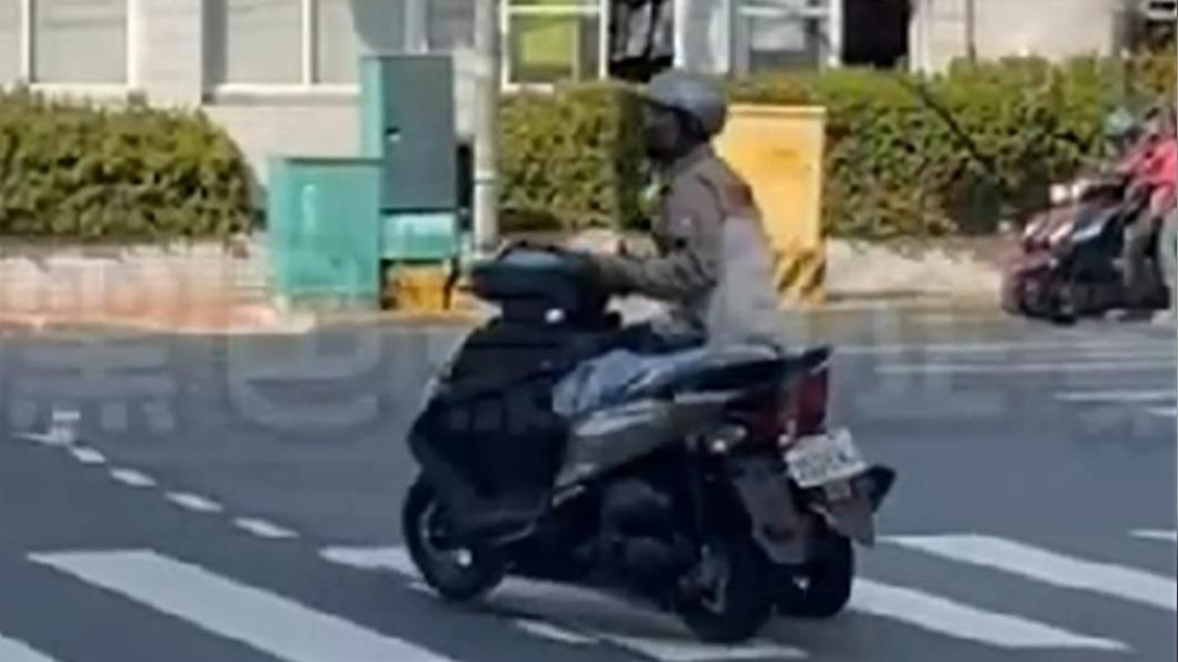 一次騎兩台!阿伯「右手騎機車、左手牽新車」 下場慘了