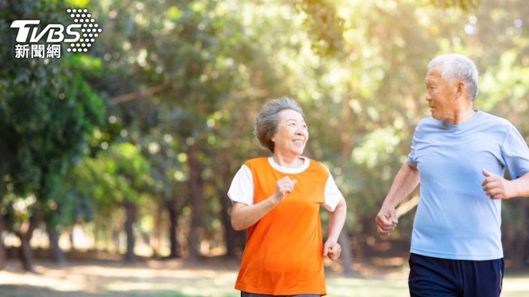 超慢跑適合沒有運動的老年人或是有慢性病的人。(示意圖/shutterstock達志影像)
