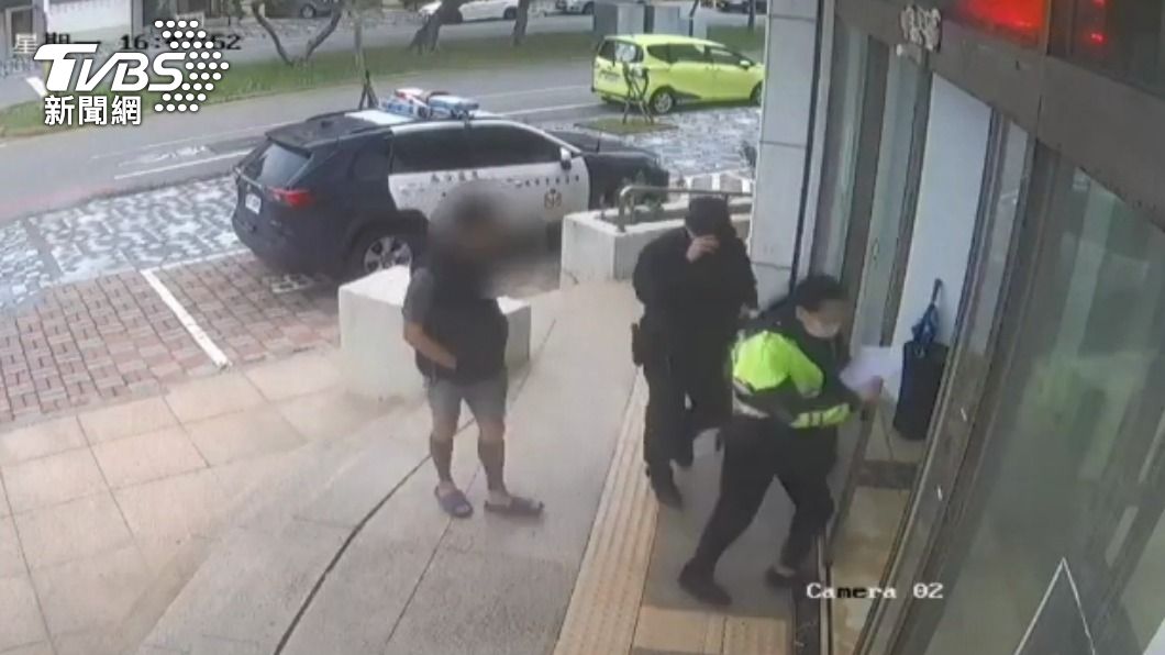 員警將吳男帶回偵辦。(圖/TVBS)