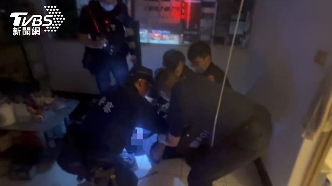 雙方對峙近兩個小時,警方飛撲將廖男壓制送醫。(圖/TVBS)