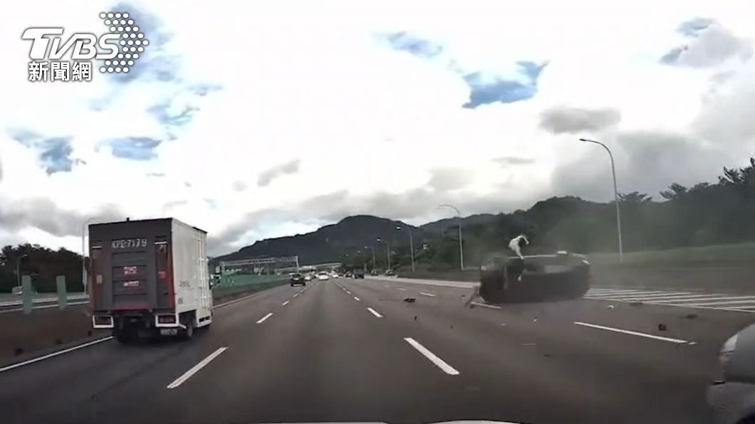 國道日前發生未繫安全帶、乘客拋出車外的死亡事故。（圖／TVBS）