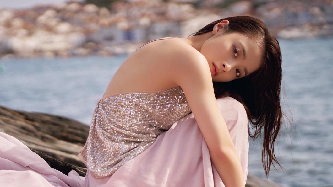 千年一見美少女登大人!橋本環奈「愉悅濕身」 辣露美背+白嫩腿跟