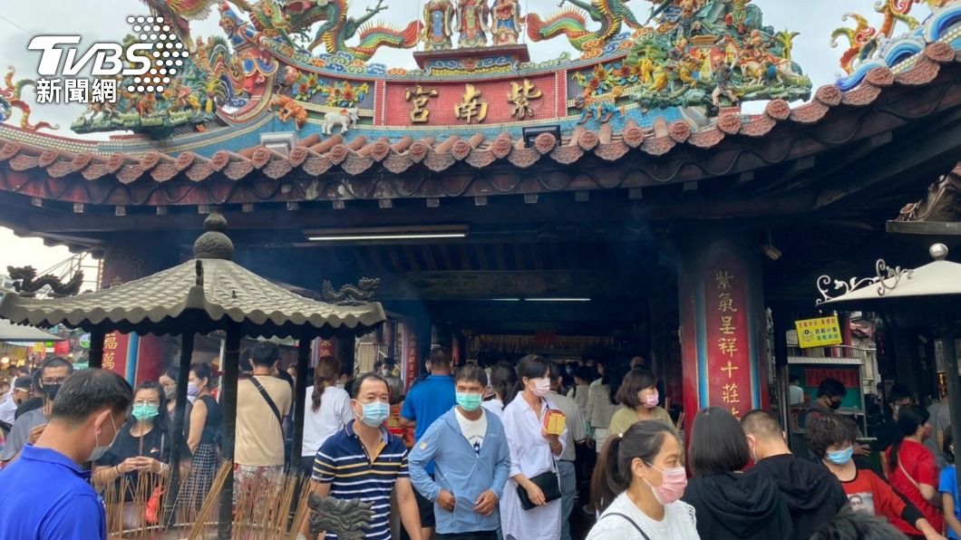紫南宮平日人潮大爆滿。（圖／陳祁　攝）