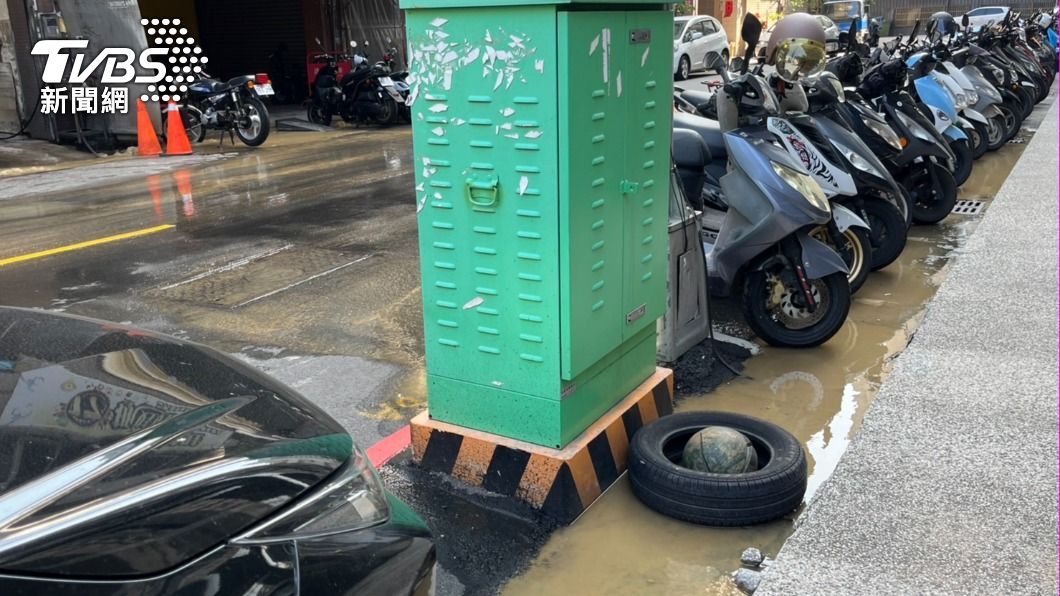 快訊/台中管線破裂!大量泥黃色髒水馬路竄出 水流兩小時未停