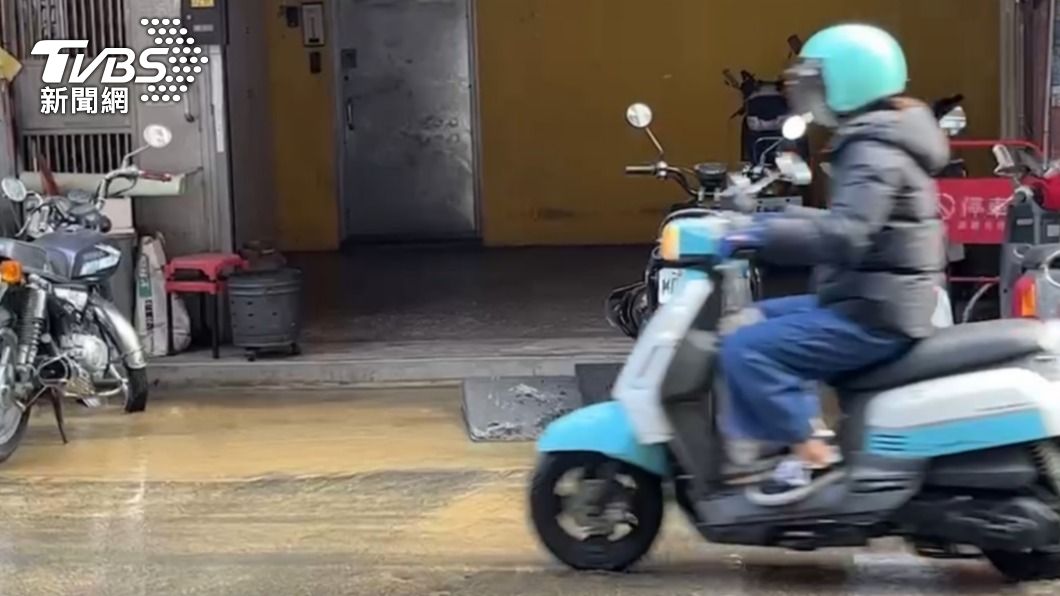 大量泥水從馬路竄出。(圖/陳祁 攝)