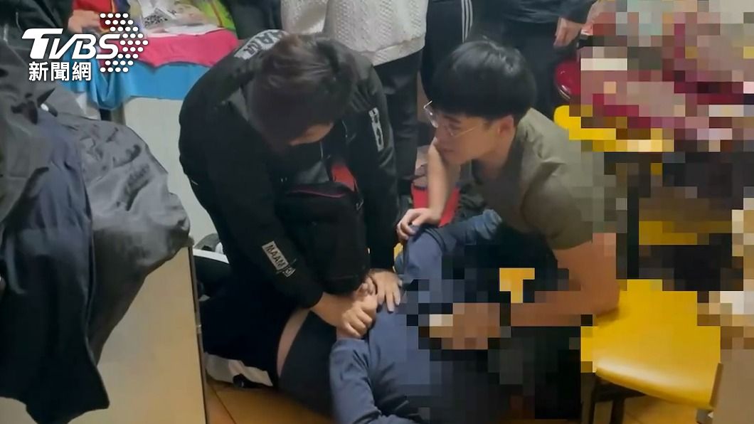盧男遭警方壓制。（圖／TVBS）