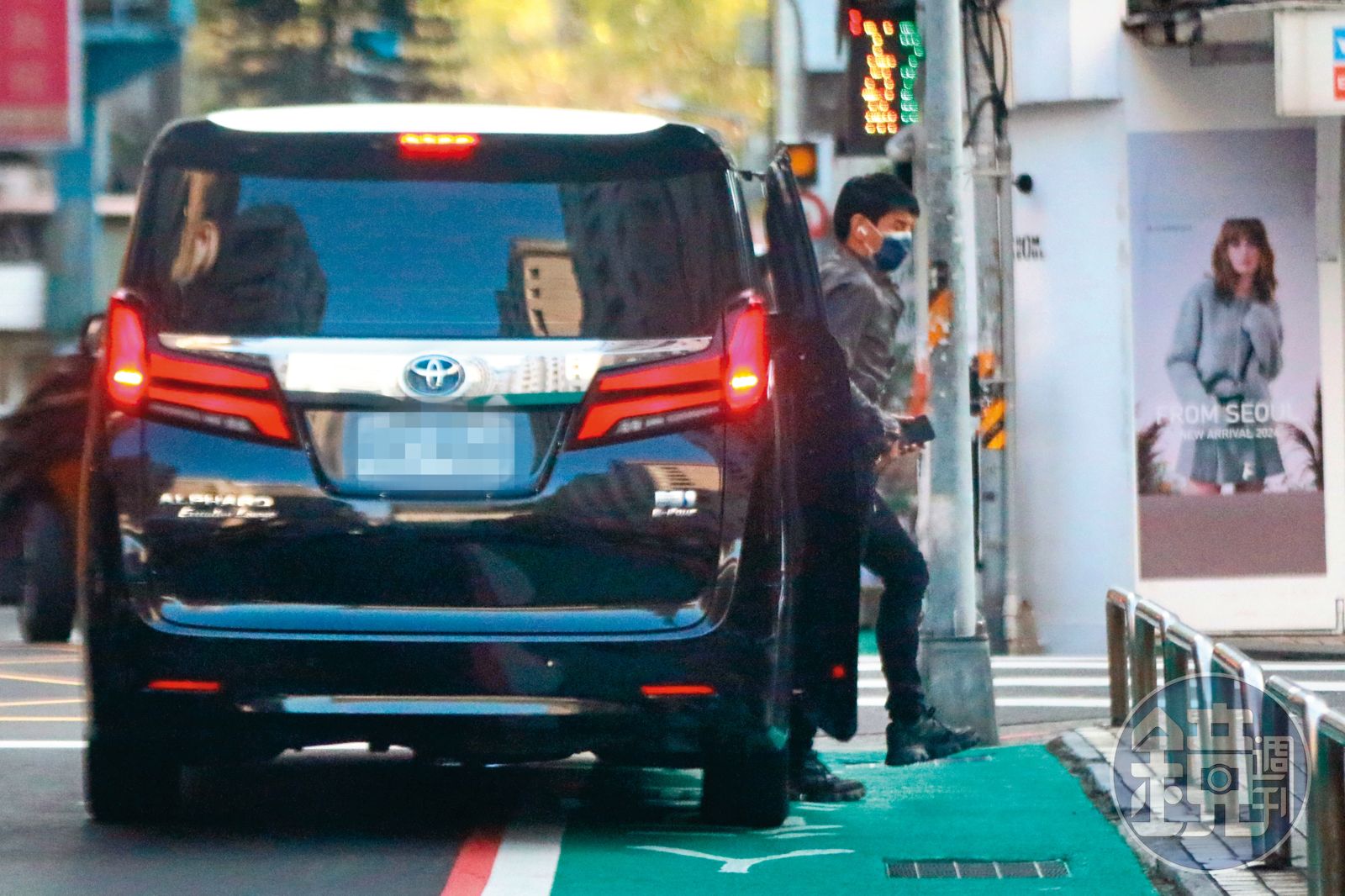 1/12,15:40過了一晚,有輛車抵達吳家停車場接送吳奇隆。