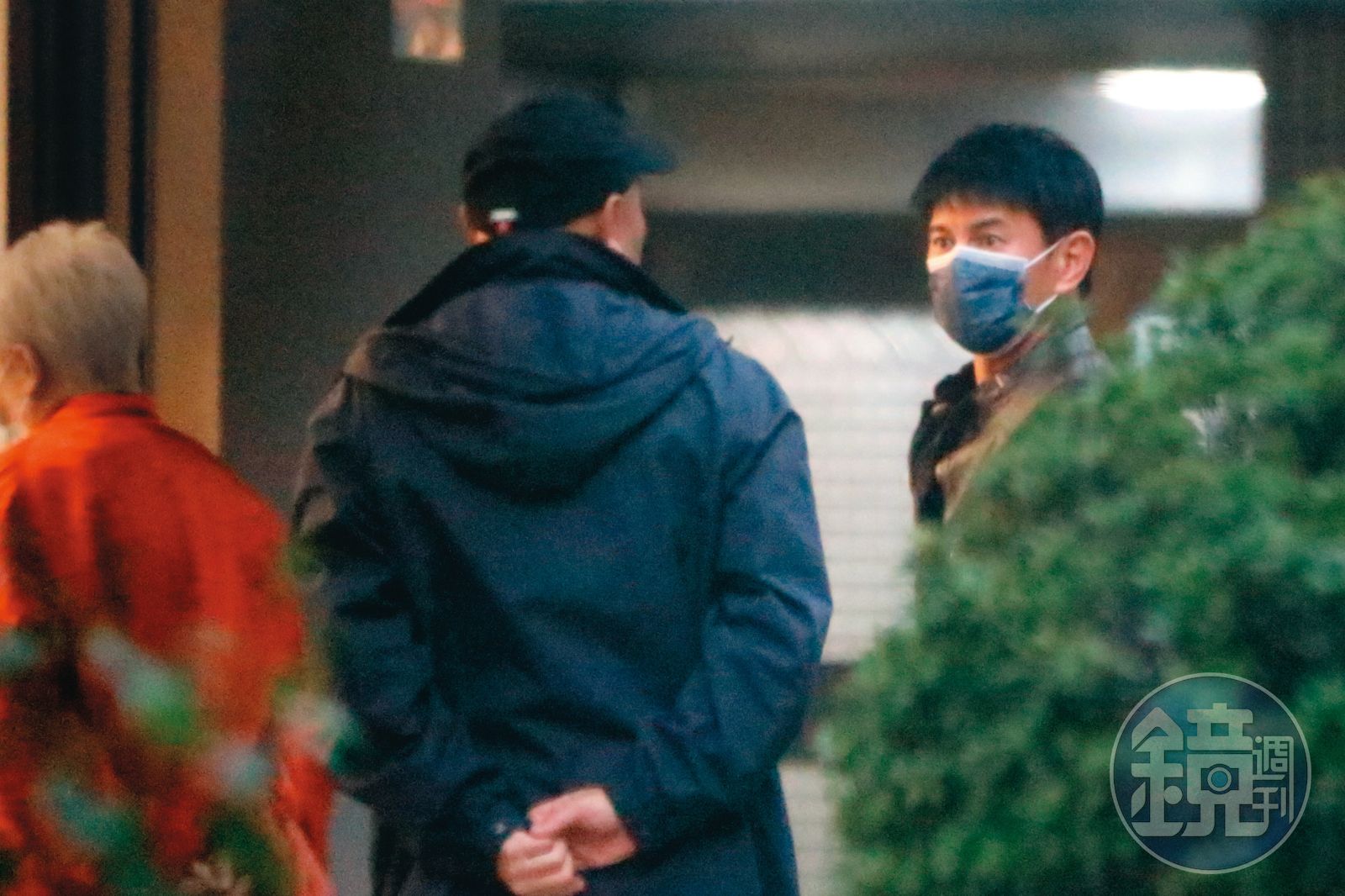 1/12,17:14吳奇隆(右)在咖啡店跟一對男、女長輩碰面,不久後就驅車離去。