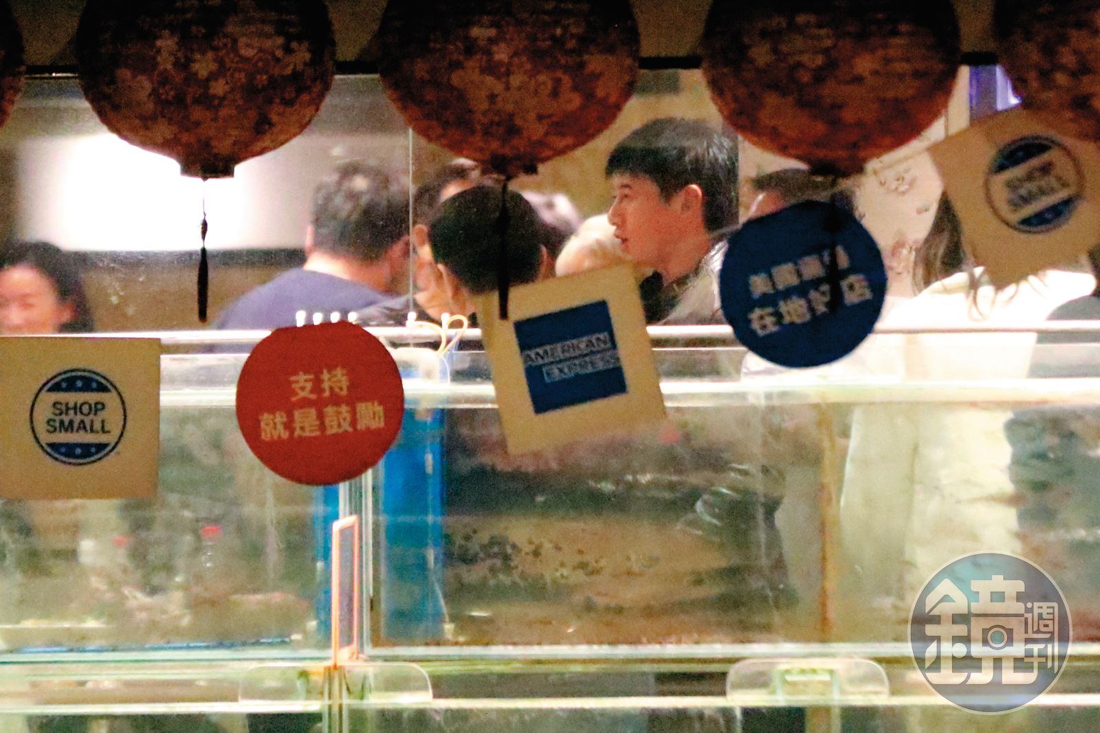 1/12,17:42透過餐廳窗戶,可以看到吳奇隆(箭頭處)不斷在席間穿梭,打招呼閒聊很是熱絡。