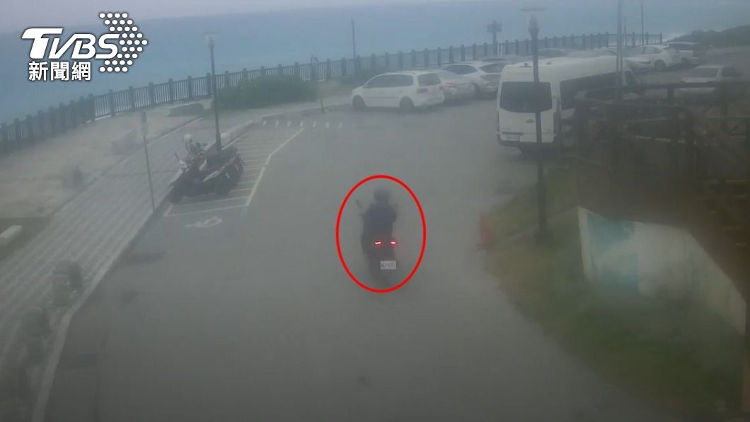 黃男騎車到七星灘。（圖／TVBS）