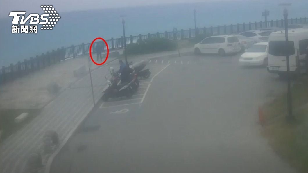 黃男下車散步。（圖／TVBS）