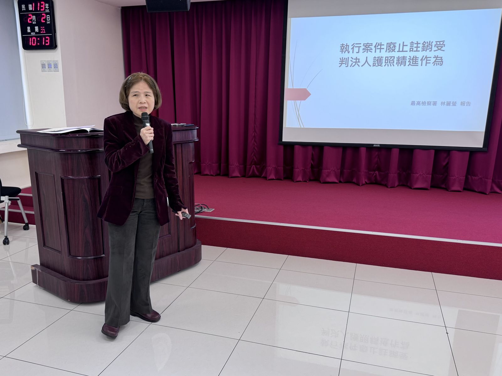 檢察總長邢泰釗今邀集檢方及外交部等單位,決定將通緝犯護照註銷,首波鎖定10大要犯追緝。(最高檢提供)