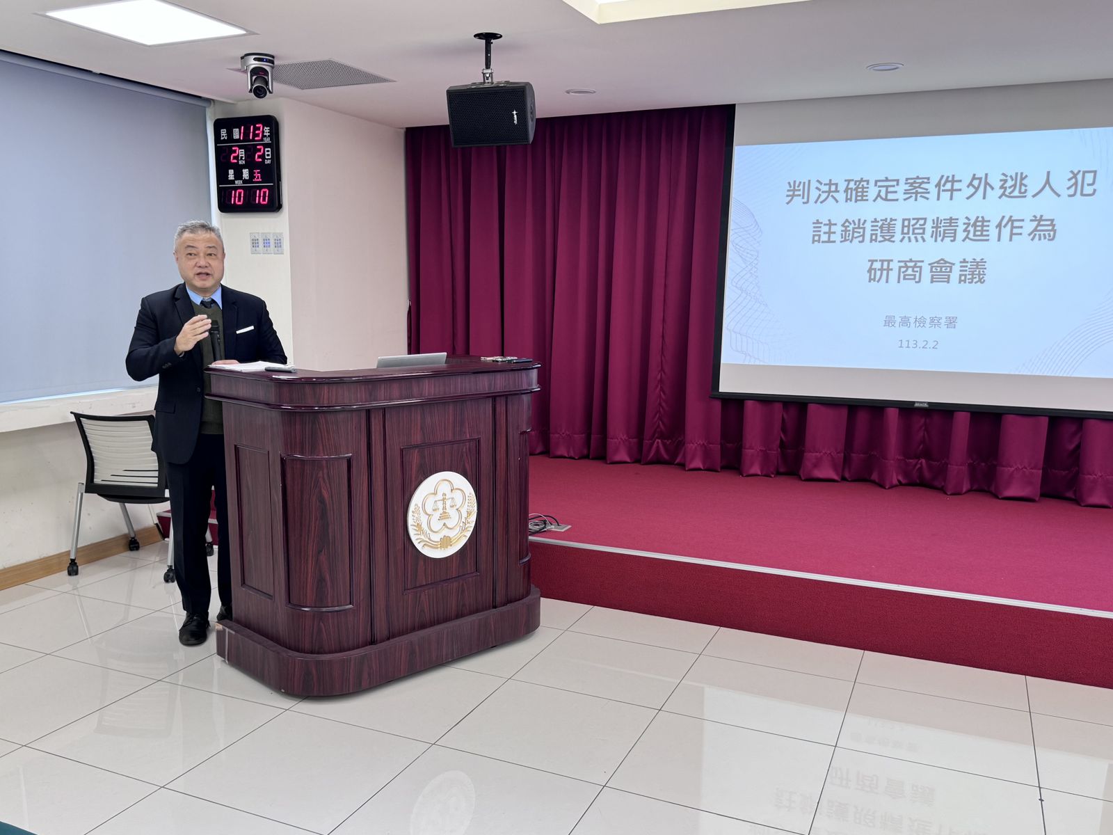 檢察總長邢泰釗今邀集檢方及外交部等單位,決定將通緝犯護照註銷,首波鎖定10大要犯追緝。(最高檢提供)