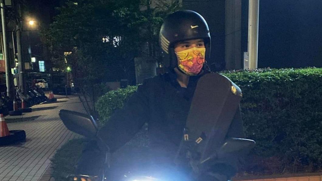 機車騎士超像鳳小岳!本尊親回:真的是我 通勤照曝光