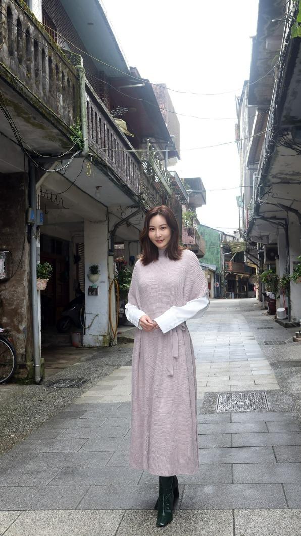 曾莞婷劇中飾演八點檔演員,將兒子託付給朱頭皮照顧。(圖/公視提供)