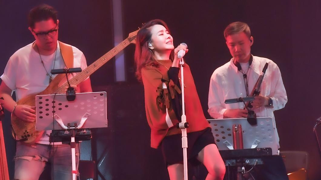 辛曉琪演唱不插電版本的〈領悟〉,讓粉絲聽得陶醉。(圖/寬宏藝術提供)