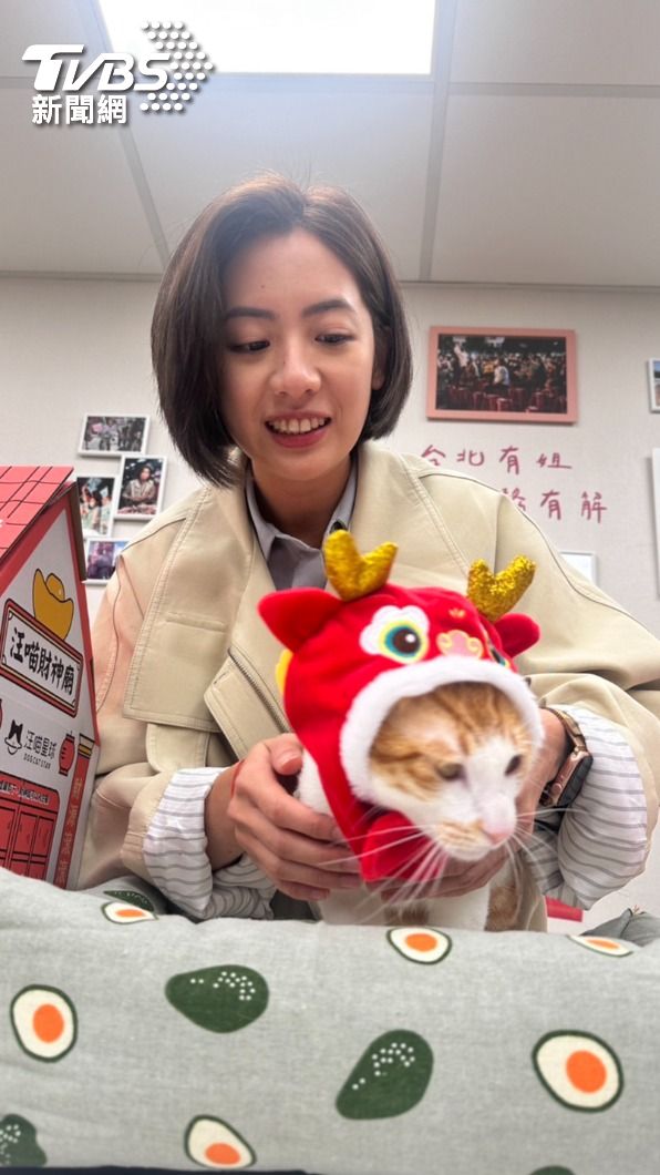 黃瀞瑩與她的貓咪「凍蒜」。(圖/林至柔攝)