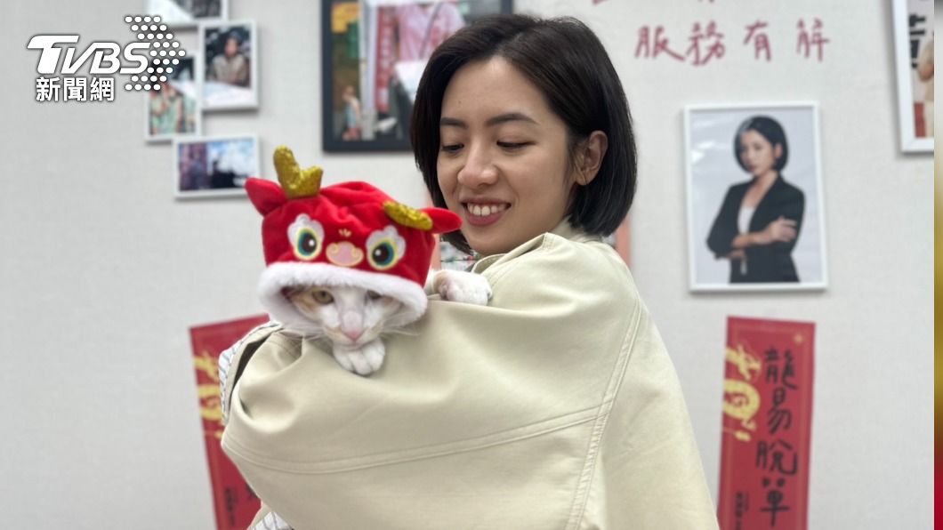 黃瀞瑩與她的貓咪「凍蒜」。(圖/林至柔攝)