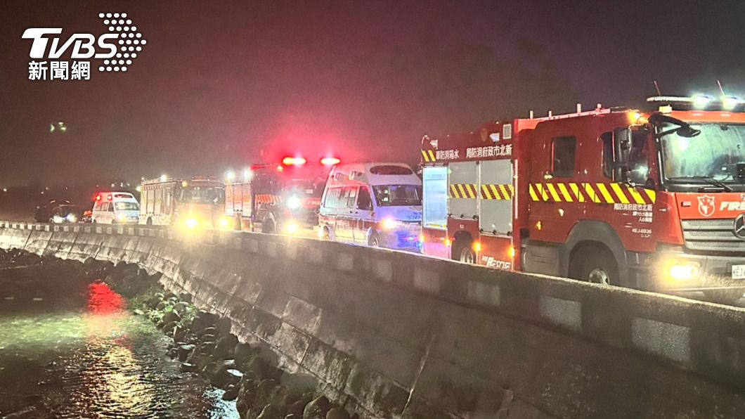 新北消防局接獲報案後,派出21台消防車到場灌救。(圖/TVBS)