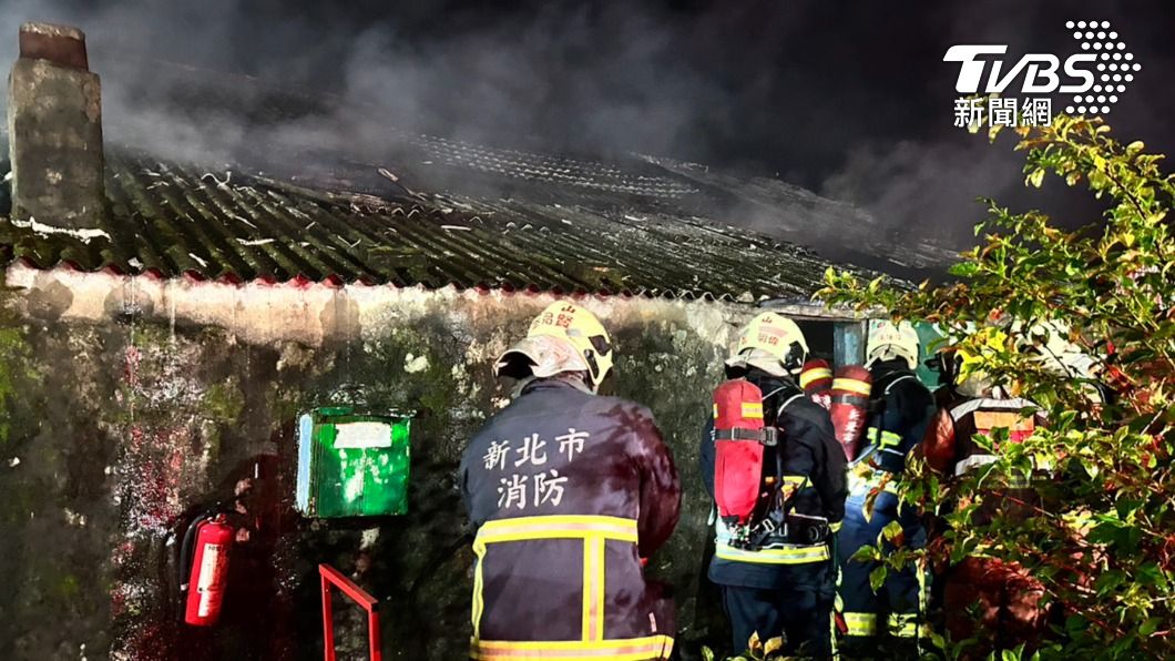 新北民宅深夜惡火!8旬獨居翁「獲救命危」 緊急送醫搶救