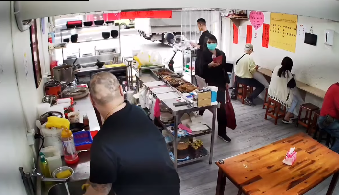周美青隻身一人現身麵店。(圖/翻攝自鍾沛君臉書)