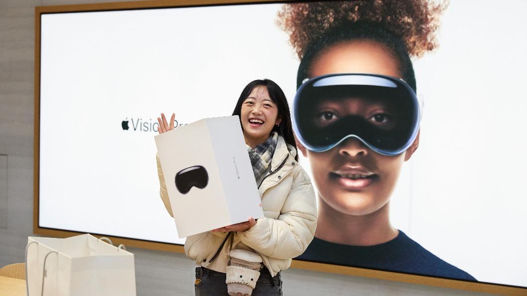 每組要價10萬台幣,仍有果迷搶先購買體驗Vision Pro。(圖/APPLE官網提供)