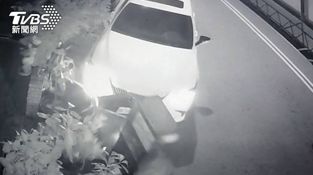 駕照雞腿換的？轎車撞爆餐廳門口肇逃　機車落水溝老闆傻眼