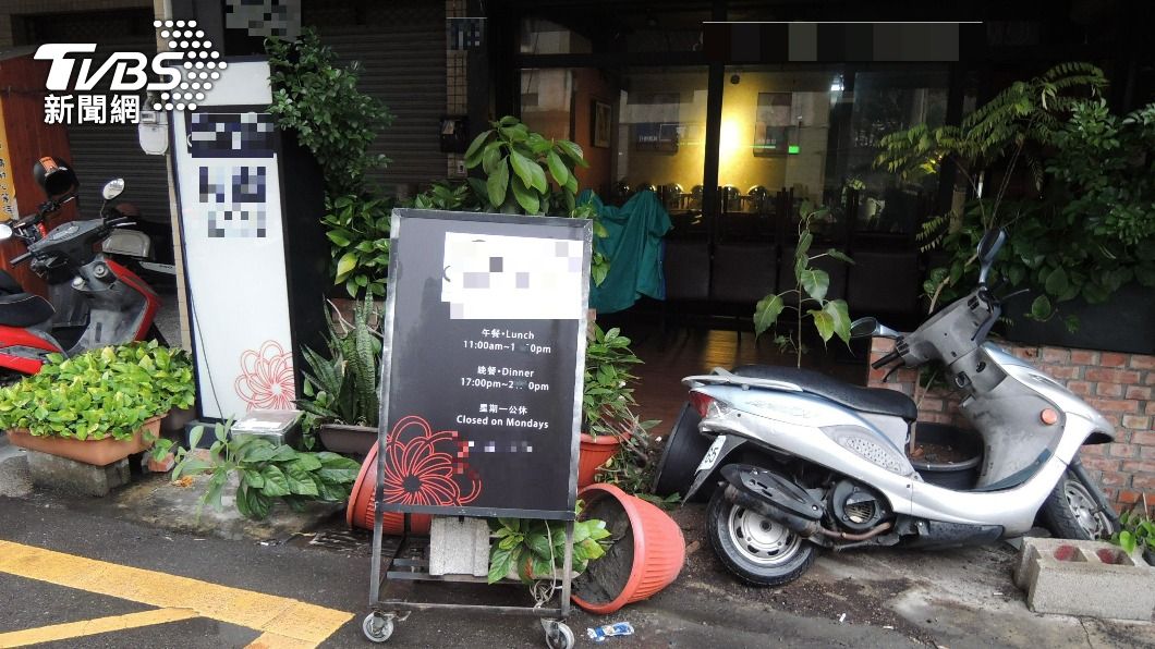 店門口物品東倒西歪。(圖/TVBS)
