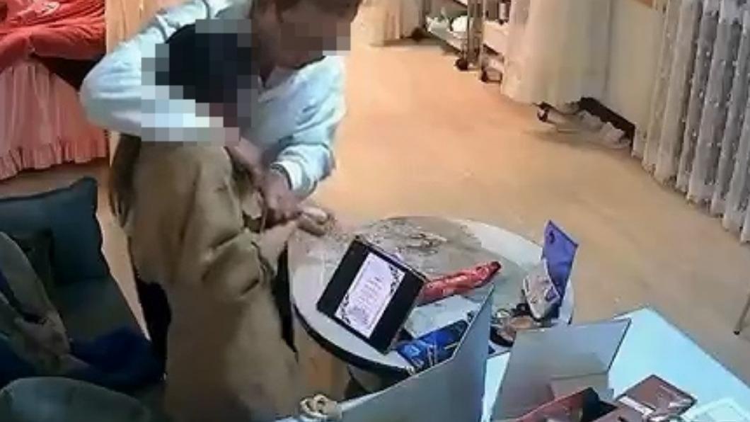 犯嫌逼美容師交出錢財。(圖/翻攝網路)