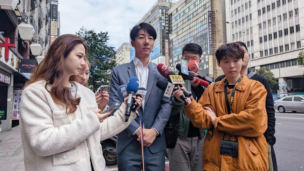柯文哲先前就表示會告民進黨發言人吳崢。(圖/翻攝自吳崢臉書)