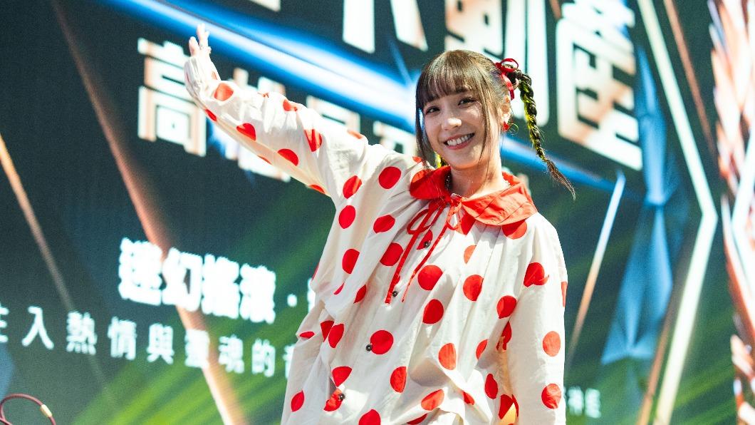梁舒涵不僅是尾牙主持人,更帶來精彩歌舞表演。(圖/寬寬整合行銷提供)
