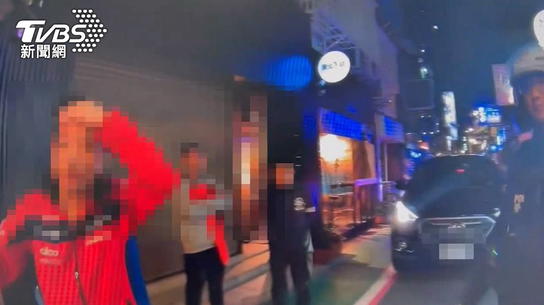 保時捷男受傷。(圖/TVBS)