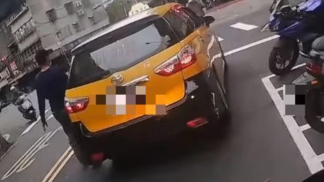 運將推車數秒後回到車上，並在綠燈亮後迅速開走。（圖／翻攝自「WoWtchout-地圖型行車影像分享平台」YT）