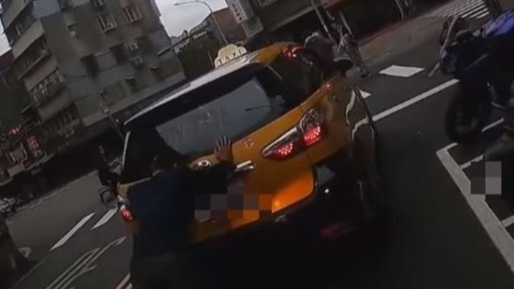 真時間管理大師!北市運將「老漢推車」等紅燈 騎士傻眼全都錄