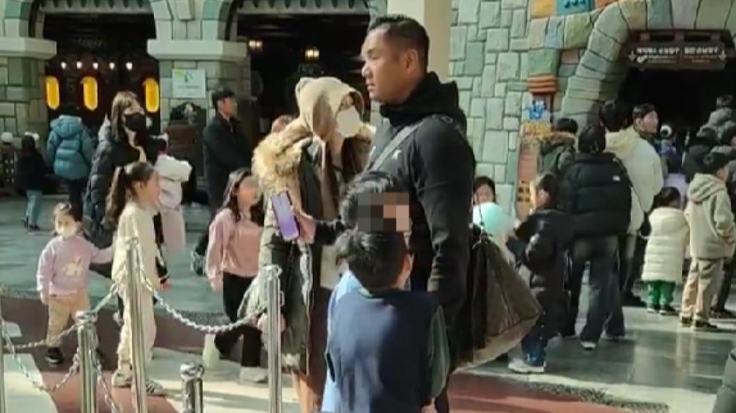 黑人和范范現身韓國遊樂園，帶著兒子們排隊等玩遊樂設施。（圖／翻攝自娛樂星發報微博）