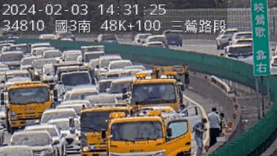 桃園市長張善政與妻子出車禍。(圖/高公局即時影像)