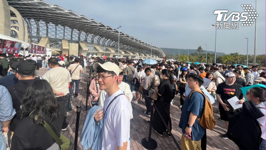 紅髮艾德今晚世運主場館開唱 粉絲上午8點就來排隊搶周邊