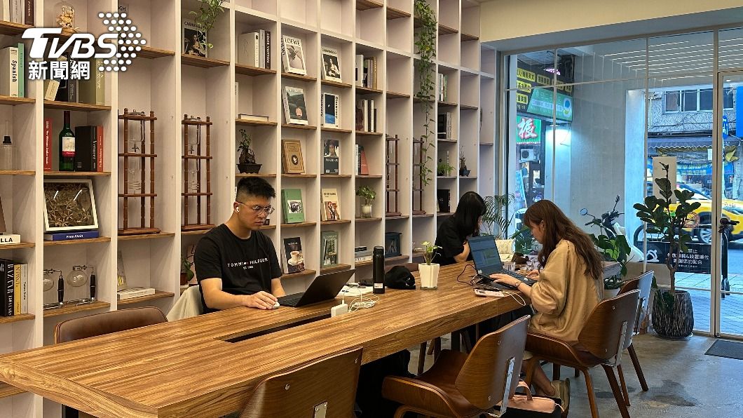 店內有不少大型長桌,讓民眾方便用電腦。(圖/蘇憶歡攝)