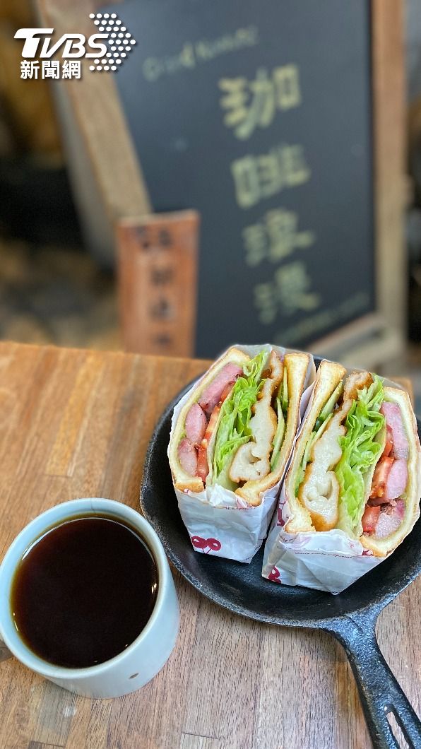 基隆甜不辣香腸三明治是店內熱銷商品。(圖/蘇憶歡攝)