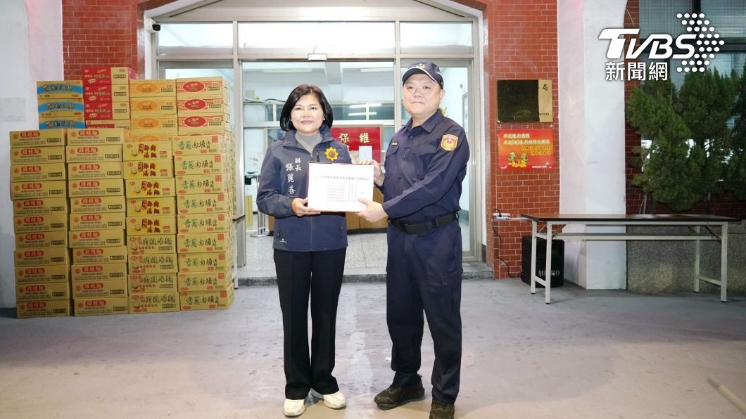 關心深夜值勤波麗士餓肚子 縣長霸氣送111箱「超暖宵夜」慰問