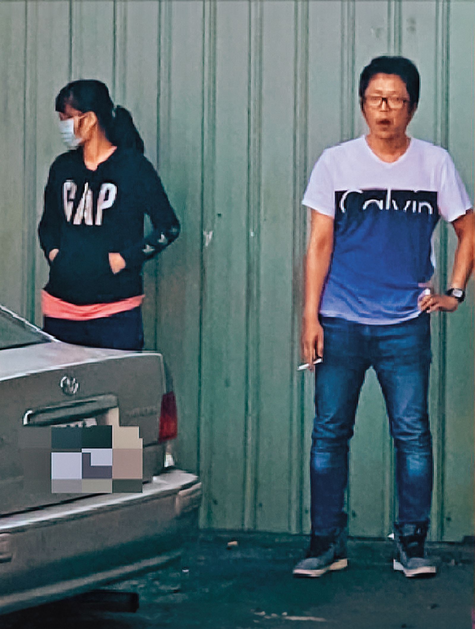 江姓女子（左）夥同男友（右）狠心弒父，2人落網後神情冷漠。（圖／翻攝畫面）