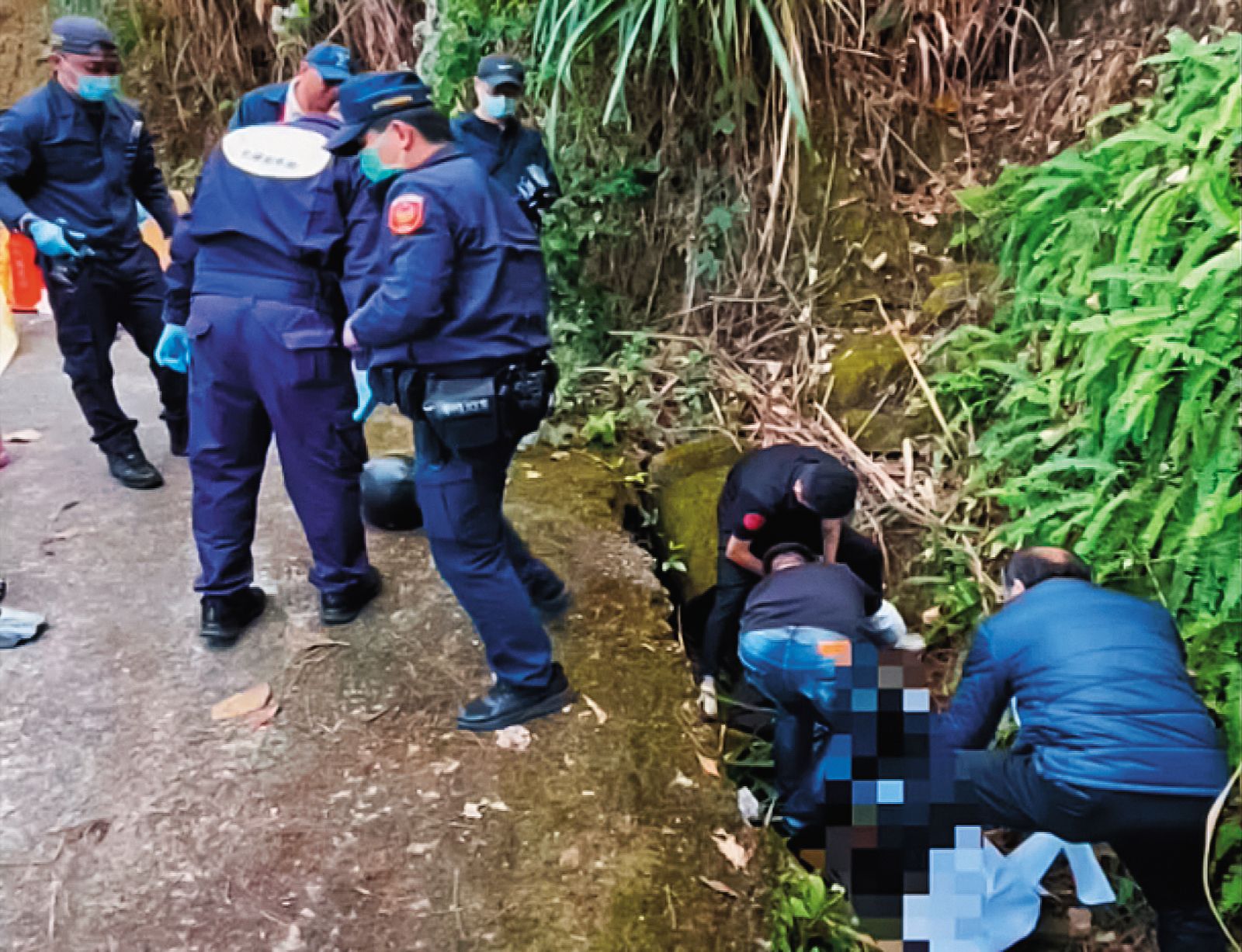 發現江父的機車後，警方大規模搜山，希望盡快找到被害人。（圖／東森新聞提供）