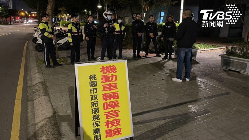 桃園警察分局、環保局及桃園監理站執行聯合稽查勤務。(圖/TVBS)