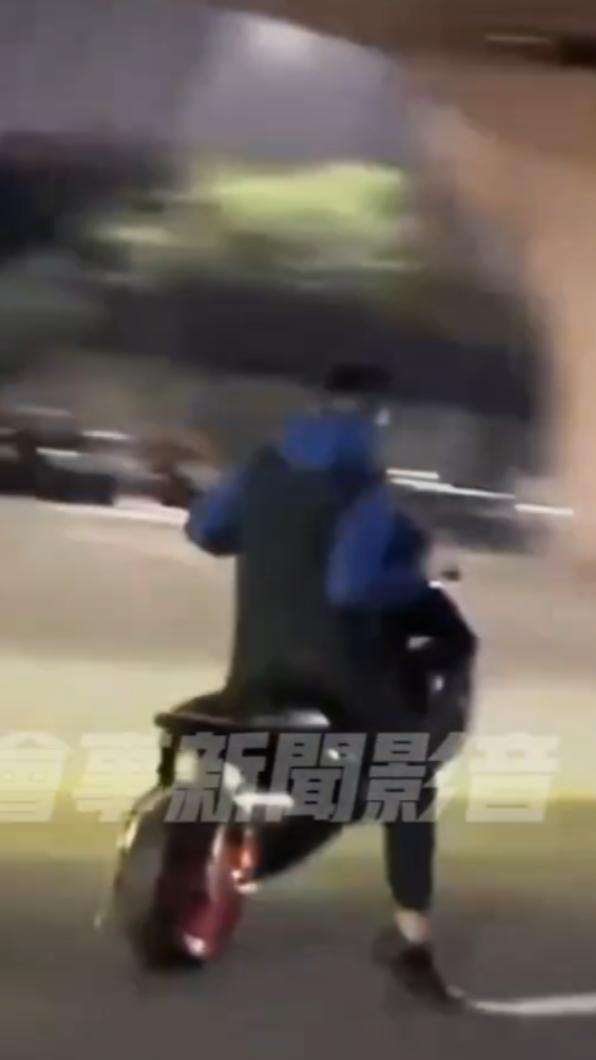 騎士翹孤輪。（圖／翻攝自社會事新聞影音）