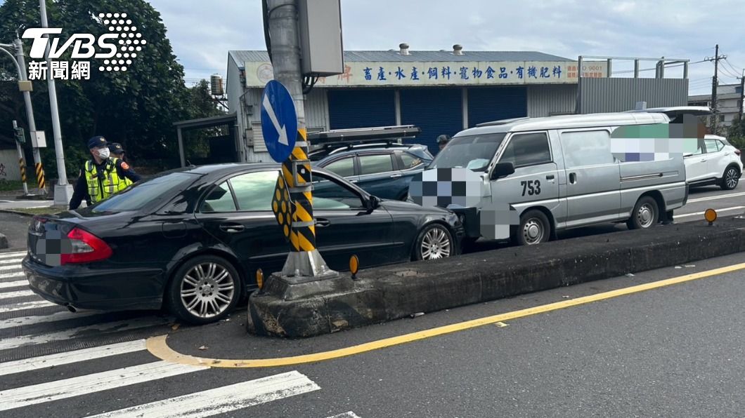 宜蘭翁疑血糖過低　開黑賓士闖紅燈對撞親上對向運鈔車